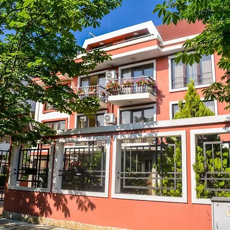 Welcoming Charming Studio Walk To Beach Apartamento