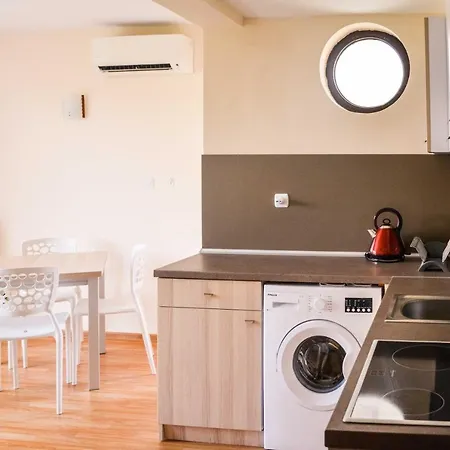 Welcoming Charming Studio Walk To Beach Apartament *